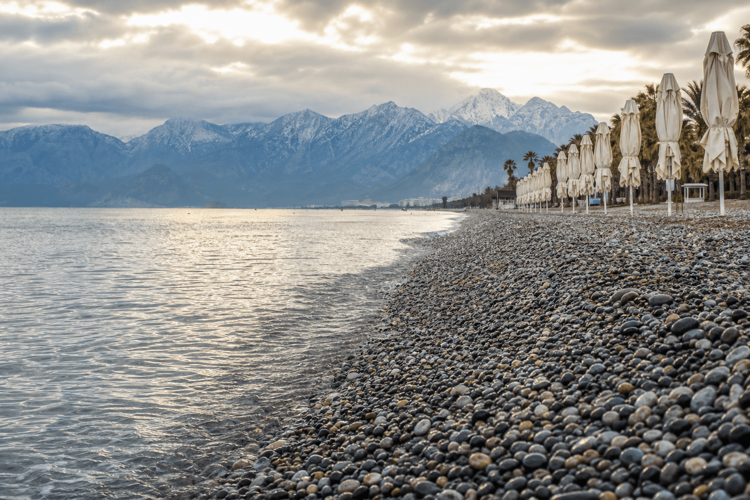 Wie fühlt es sich an, im Winter am Meer in Antalya zu leben?